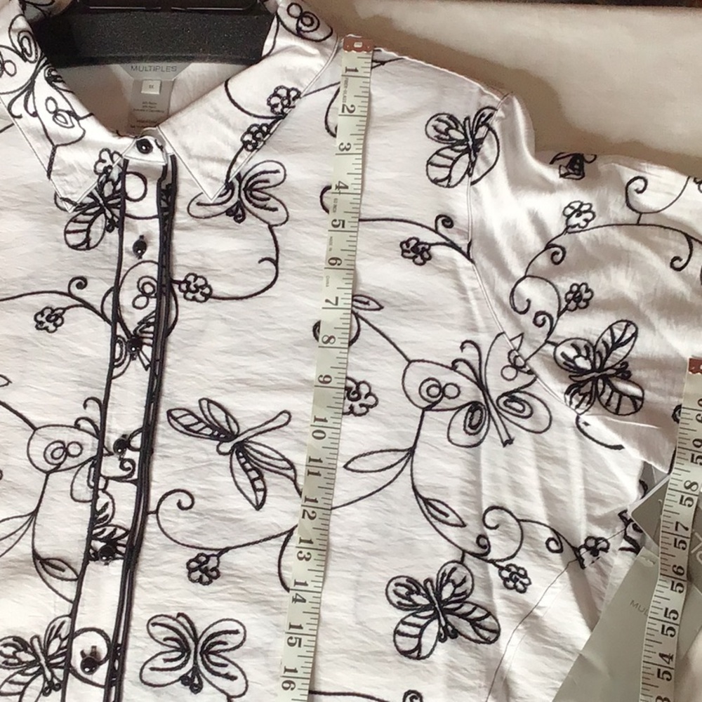 Multiples: Floral Black and White Women's Top - Picture 11 of 14
